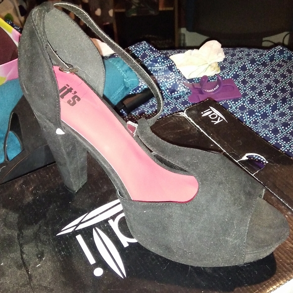 Black strappy heels - Picture 2 of 3